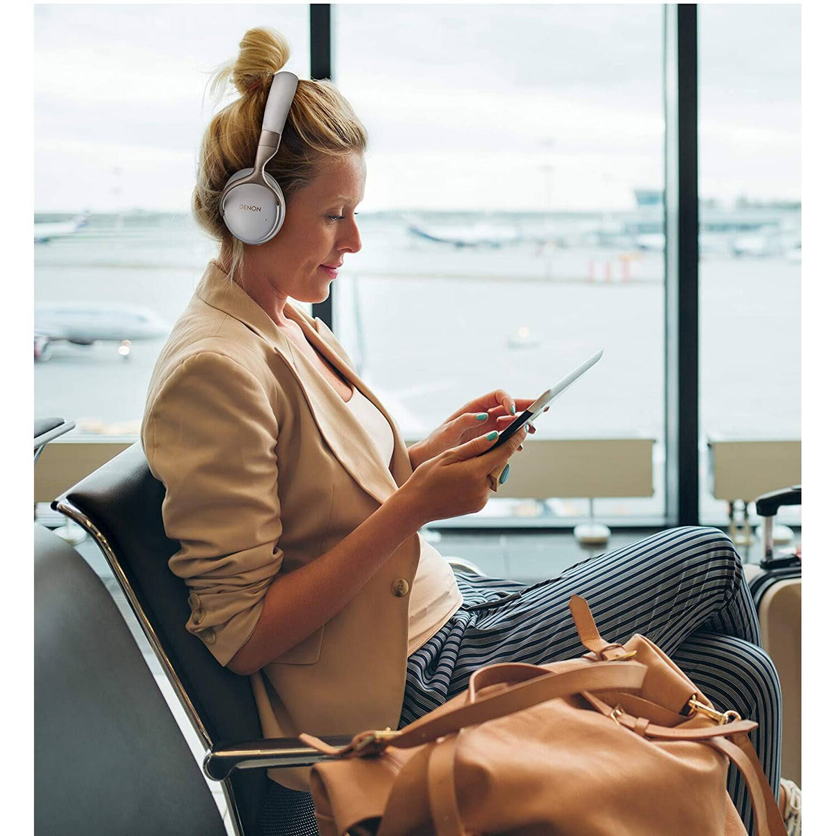 White Wireless Noise Cancellation Headphones C57417